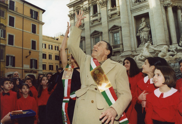 Alberto Sordi alla Fontana di Trevi per l’Ultimo Giorno della Lira, 2002