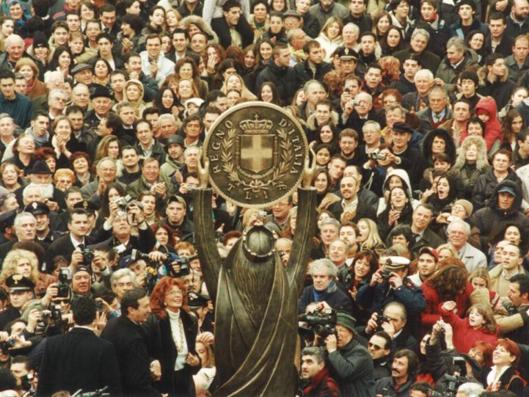 Sophia Loren all’inaugurazione del Monumento alla Lira a Rieti, 2003